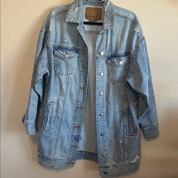American Eagle Oversized Distressed Denim Jacket Light Wash Boyfriend Trucker - Picture 3 of 11